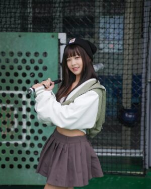 Li Chun Cho Instagram - -
棒球季剛結束 好久沒跟萱約看球
那就乾脆直接約打球啦！

這次跑來新莊的 @taroko_sport 玩耍
輔大畢業的我 對大魯閣當然再熟悉不過了～
以前都會抓朋友來玩投籃機ʕ •ᴥ•ʔ

話說能力還維持在國小打樂樂棒的我
沒想到一試就上手😂
看來下次可以挑戰更快的球速了！！！

👉🏻右滑有精彩影片XD
📍現在就追蹤 @taroko_sports 不定期抽千元暢打券！

#大魯閣 #大魯閣棒壘球打擊場 #棒球