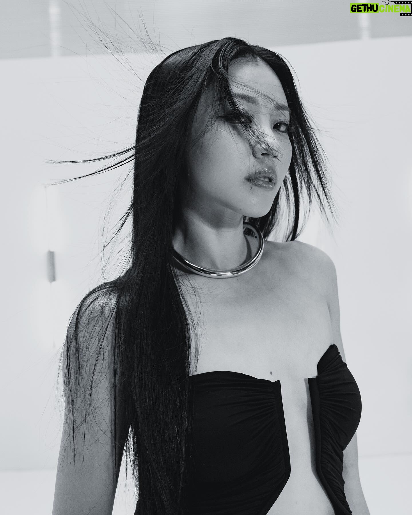 Li Sum Ling - 10.6K Likes - .
My first solo 《 SPYLING 》🥷🏼
I am so grateful for everything 🌸
Big big thanks to everyone who make it happened 🙇🏿🙇🏿sun fu sai💕🫂 special credit is coming~
MV tonight 8pm
stay tuned 🥷🏼
📸by @karlsontsang