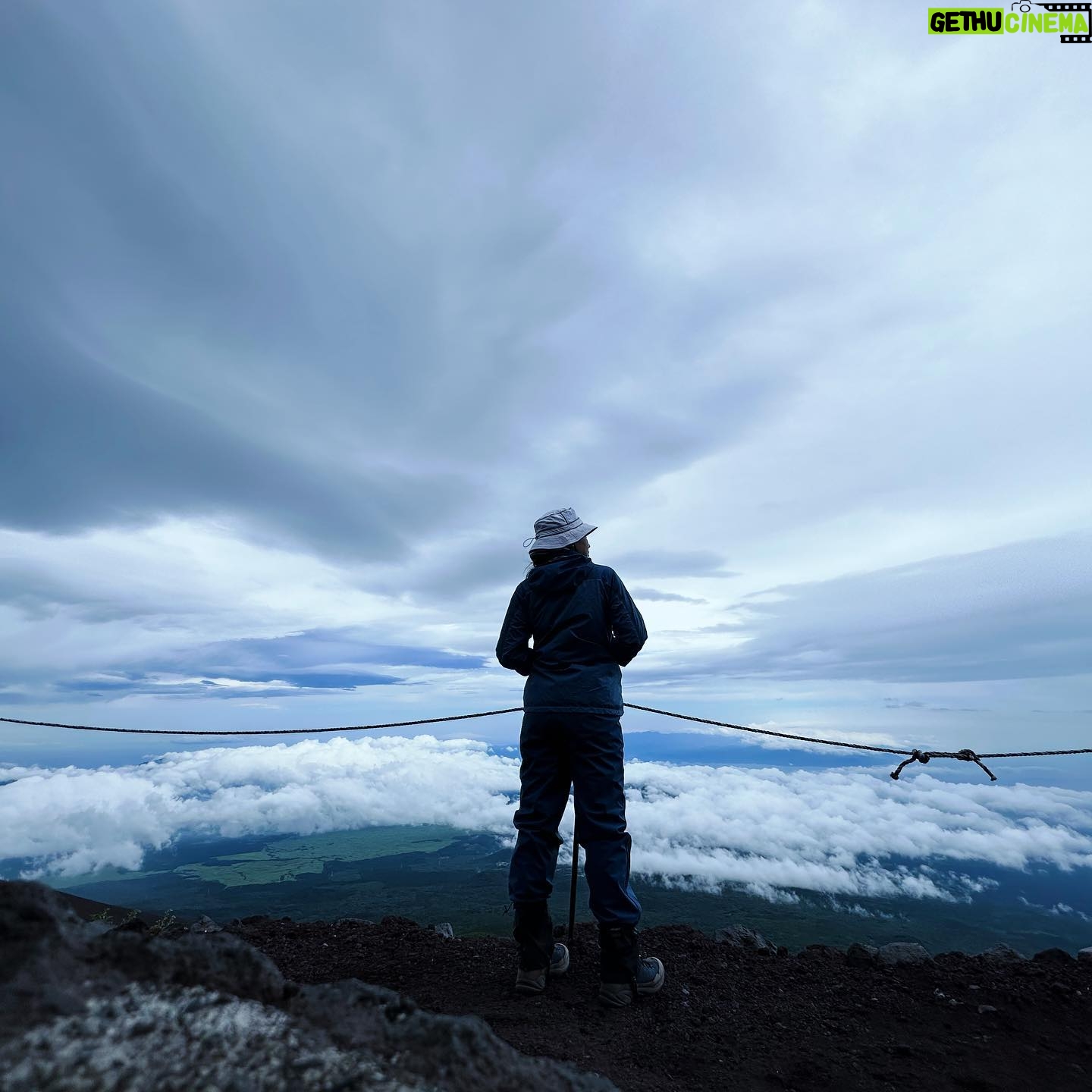 Li Sum Ling - 17.5K Likes - .
終於上到富士山🗻
一路都想去
順應天意同任性嘅我等到機會了
係Gao芯假期同collar全日制學院完左之後
留低登山 送自己一份禮物
好想分享比大家
所以拍左個vlog
設備簡陋,希望大家唔好介意🤧
收到大家嘅留言
感謝你哋嘅鼓勵
我都知好危險
不過唔使擔心
除咗兩隻腳甲瘀咗到而家都未好返
同埋撼親隻腳之外冇乜大礙🤧
好感謝我嘅剪接師
將我啲非常劣質嘅影片剪到咁順
多謝你嘅用心
大癲 @kennethtang1102
俾大家睇吓自編自導自演嘅過程🤭
感受收錄係my YouTube channel 裏面
希望大家睇得開心,順便可以幫手cls☺️
感謝你們💕