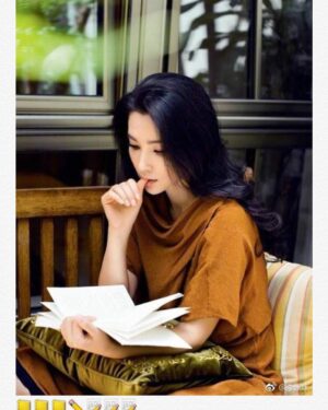 Li Bingbing Instagram - 📒📒📒✏️📝📝📝 Spending my afternoon with books#readingtime📖 #reading #book