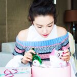 Li Bingbing Instagram – 回到家乡哈尔滨，还真有点近乡情怯呀😌😌！感谢粉丝和父老乡亲们，让我找(吃)回(到)了许多童年的回忆💐🍹🥖🍮💖，只可惜没吃着糖蒜，下次回来再补上～😋😋