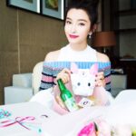 Li Bingbing Instagram – 回到家乡哈尔滨，还真有点近乡情怯呀😌😌！感谢粉丝和父老乡亲们，让我找(吃)回(到)了许多童年的回忆💐🍹🥖🍮💖，只可惜没吃着糖蒜，下次回来再补上～😋😋