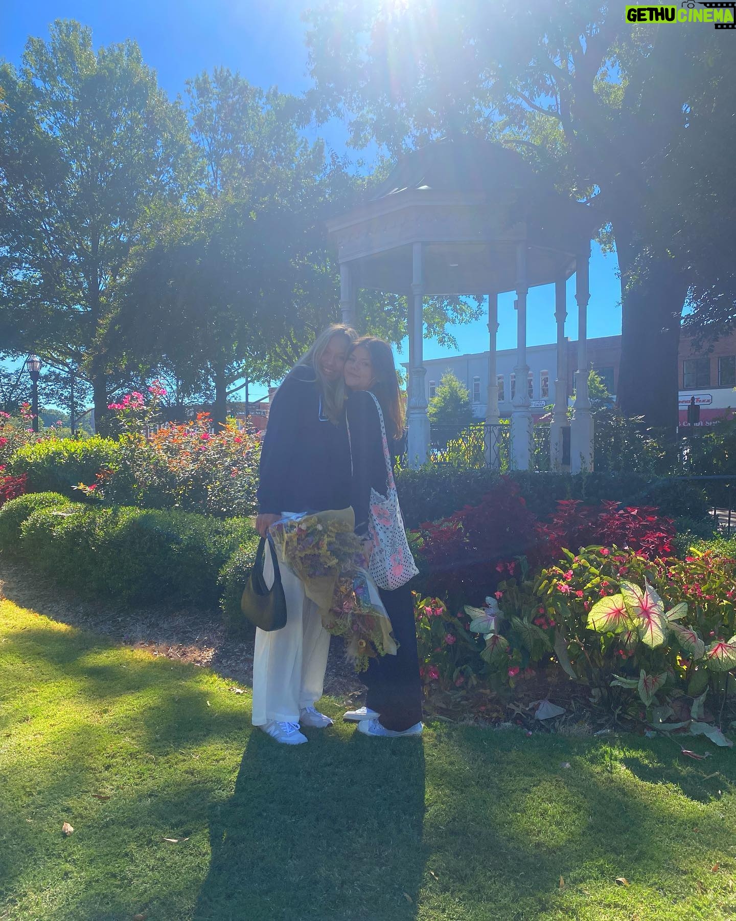 Lia McHugh Instagram - Happy birthday to my best friend, love you Taylor 🤍💐