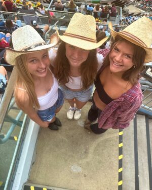 Lia McHugh Instagram - Long live cowgirls - Morgan Wallen