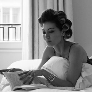 Liberté Chan Instagram - Big hair in T-20 min 

#voluminoushair #curlers #haircurlers #hairhacks #selfcare #heatlesscurls