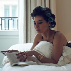 Liberté Chan Instagram - Big hair in T-20 min 

#voluminoushair #curlers #haircurlers #hairhacks #selfcare #heatlesscurls