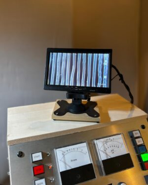 Licaxxx Instagram - 8月に行ったサウンドインスタレーション “LOOPHOLE” の為に作った音源のレコード盤を、会場限定販売で作りました。レコードのためのマスタリングから @wolfpack_jpn に相談し、カッティングスタジオも拝見させてもらいました！

クラブで鳴らすダンストラックとは違い、低音が異様な動きをしたり、張り付くような高音があったりと、音環境を選ぶトラックなんですが、それを本当に簡単に言うといい感じにレコード用音源にして頂きました。暴れず、入りやすく。

今回、会場で体験してもらった方への完全受注なので増版はありません、そして１枚ずつカッティング。買って頂いた方、あの時あの場所で聴くことの体験の続きをどうぞ。

次はダンストラックもレコードだしたいな〜