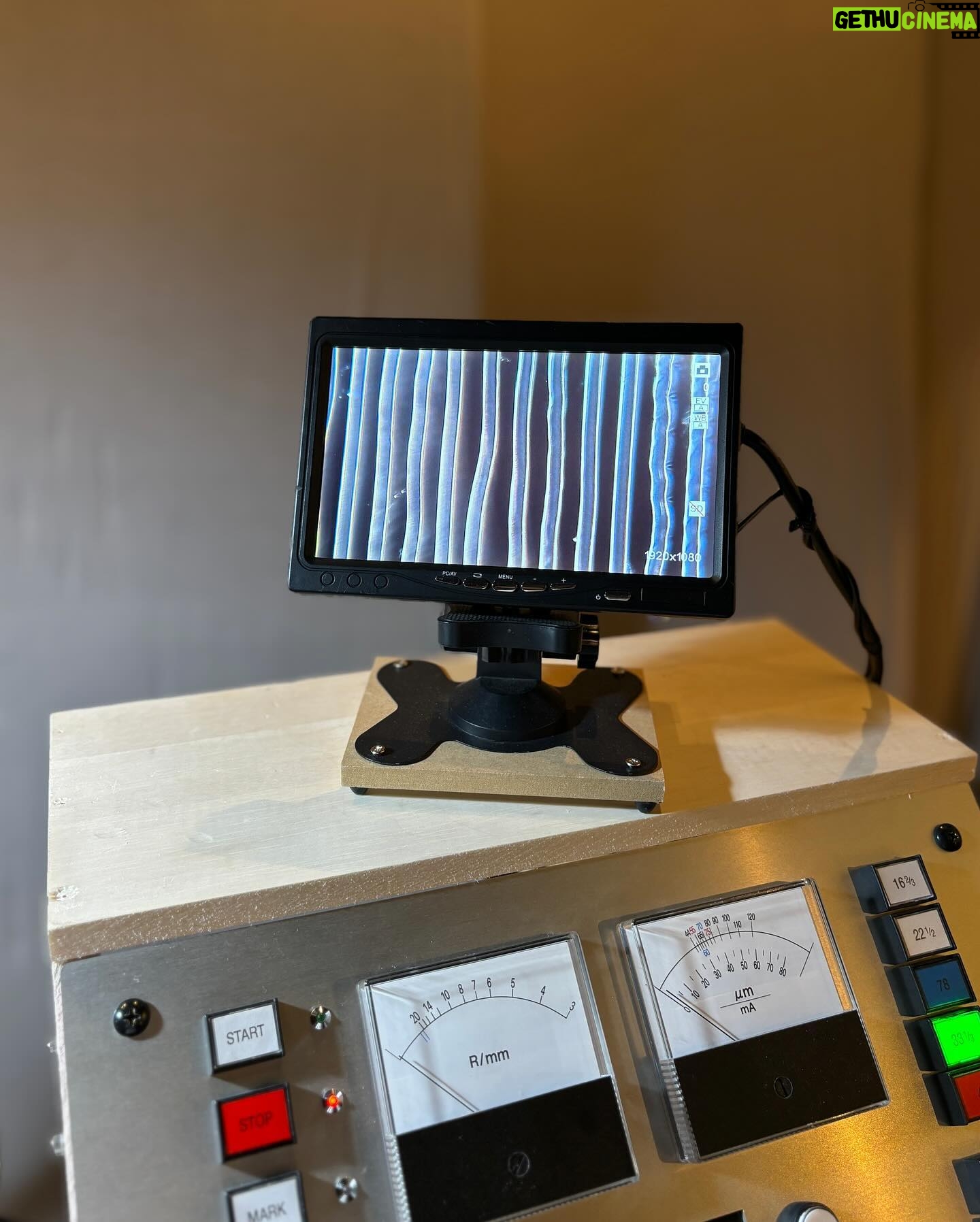 Licaxxx - 1.2K Likes - 8月に行ったサウンドインスタレーション “LOOPHOLE” の為に作った音源のレコード盤を、会場限定販売で作りました。レコードのためのマスタリングから @wolfpack_jpn に相談し、カッティングスタジオも拝見させてもらいました!
クラブで鳴らすダンストラックとは違い、低音が異様な動きをしたり、張り付くような高音があったりと、音環境を選ぶトラックなんですが、それを本当に簡単に言うといい感じにレコード用音源にして頂きました。暴れず、入りやすく。
今回、会場で体験してもらった方への完全受注なので増版はありません、そして1枚ずつカッティング。買って頂いた方、あの時あの場所で聴くことの体験の続きをどうぞ。
次はダンストラックもレコードだしたいな〜