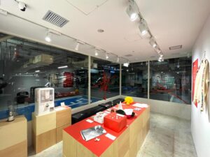 Licaxxx Instagram - Sony Park Miniで開催中のパークローゼット、蓮沼執太さん回に参加しています！PCに眠る私しか見れないデータを売ってたんですが、どうやら信用と引き換えにどなたかに買って頂いたみたいです。
私の出品はもうないかもしれないですがぜひ遊びに行ってみてください！

蓮沼さん招集ありがとうございます🤝

#Repost @ginzasonypark with @use.repost
・・・
【音楽家・蓮沼執太さんによるクローゼット空間「unpeople」（unに×印）/ ParCloset, “unpeople” (strikethrough on “un”),Closet space by the musician, Shuta Hasunuma started today.】

先月リリースされた自身のアルバム『unpeople』のunに斜線をつけて、「unpeople」（unに×印）。
「人」をテーマにしたプログラムをSony Park Miniで開催しています。

蓮沼さんと蓮沼さんのお友達20名以上の方が出品するモノやコトが、期間中Sony Park Miniに並んでいきます。

蓮沼さん自身は12/2(土)にライブを開催。
詳細はSony Park公式SNSにてお知らせいたします。
その他にも様々なジャンルで活躍する皆様の思い思いのモノやコトとの出会いをお楽しみいただけます。

売上の半分を寄付する『パークローゼット』の第3弾。
今回の寄付先は「子どものための災害時緊急・復興ファンド」です。

The 3rd “ParCloset” program on the theme of “People” is now exhibiting at Sony Park Mini.
In this program, more than 20 group of people who gathered for the musician Hasunuma’s idea are exhibiting their items and services at Sony Park Mini.
This “ParCloset” program’s half of the proceeds will be donated.
This time, the donation will go to the “Emergency Disaster and Recovery Fund for Children”.

蓮沼執太（音楽家） @shuta_hasunuma

acote（ショップ）  @acote.tokyo
L PACK. （アーティスト） @lpackn
オードリー・フォンドゥカヴ（アーティスト） @audrey.fondecave
岡澤浩太郎（八燿堂、編集者） @mahora_book
小池アイ子（グラフィックデザイナー） @aikokoikeaiko
嶌村吉祥丸（写真家） @kisshomaru
xiangyu （ミュージシャン） xiangyu_dayo
SHOKKI （セラミックレーベル）　@s.h.o.k.k.i
Nerhol （アーティストデュオ） @ner_hol
Noritake （イラストレーター） @noritake_org
橋本梓（キュレーター） @azusa_curatorialworks
平山昌尚（アーティスト） @masanaohirayama
山田亮太（詩人）
Licaxxx （アーティスト） @licaxxx1 

-————————⁠
パークローゼット 「unpeople」（unに×印）
11/22 (Wed)〜12/5(Tue)
11:00-19:00
at Sony Park Mini
https://www.sonypark.com/mini-program/list/041/
-————————⁠

#蓮沼執太 #ShutaHasunuma
#people_ShutaHasunuma
#パークローゼット #ParCloset
#unpeople #アンピープル 
#銀座ギャラリー #銀座アート巡り
#SonyParkMini #SonyPark #Ginza
#GinzaSonyParkProject