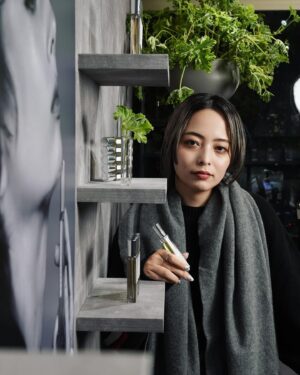 Licaxxx Instagram - @threecosmetics からエッセンシャルオイルのみで作られたフレグランスが発売されるということで体験してきました！

日頃からTHREEのバランシングシリーズは大好きで特にオイルセラムSQは欠かせない私、効果はもちろん、香りがとても落ち着いて気持ちを整えてくれるので遠征先にも欠かさず持ってってます。そんな感じで使えるフレグランス、香りがとっても自然。森で呼吸しているような02 DAYS IN THE TREES が私はお気に入り！寝る時、起きた時など心の微調整にぴったりだと思います。

こちらのポップアップ『ESSENTIAL SCENTS GARDEN』は11/20まで、ZeroBase表参道で開催中。実際に嗅いでみるのがおすすめ。是非！

#エッセンシャルセンツ 
#フレグランス 
#PR