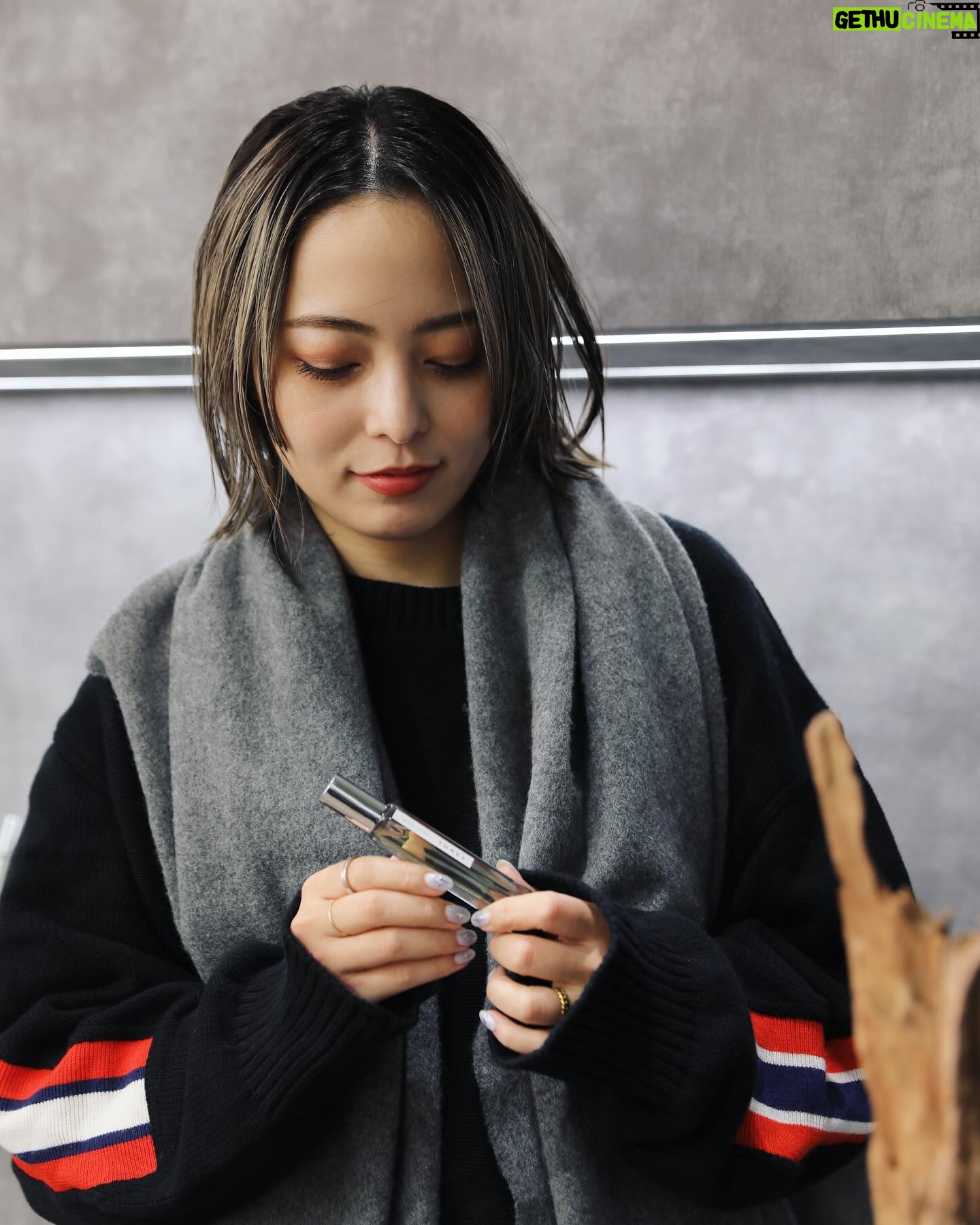 Licaxxx - 2.8K Likes - @threecosmetics からエッセンシャルオイルのみで作られたフレグランスが発売されるということで体験してきました!
日頃からTHREEのバランシングシリーズは大好きで特にオイルセラムSQは欠かせない私、効果はもちろん、香りがとても落ち着いて気持ちを整えてくれるので遠征先にも欠かさず持ってってます。そんな感じで使えるフレグランス、香りがとっても自然。森で呼吸しているような02 DAYS IN THE TREES が私はお気に入り!寝る時、起きた時など心の微調整にぴったりだと思います。
こちらのポップアップ『ESSENTIAL SCENTS GARDEN』は11/20まで、ZeroBase表参道で開催中。実際に嗅いでみるのがおすすめ。是非!
#エッセンシャルセンツ
#フレグランス
#PR