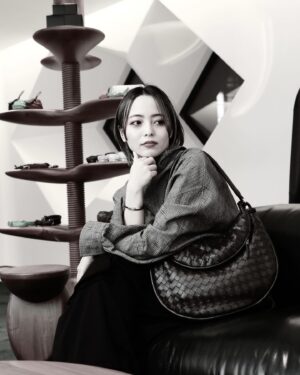 Licaxxx Instagram - BOTTEGA VENETA 銀座フラッグシップ5周年おめでとうございます。ボッテガのアイコニックなバック“カバ”シリーズのアーカイブの展示を拝見しました！

#PR
#ボッテガヴェネタ
#カバ