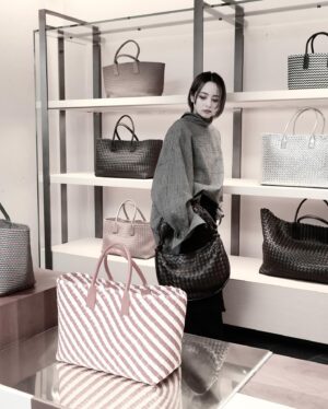 Licaxxx Instagram - BOTTEGA VENETA 銀座フラッグシップ5周年おめでとうございます。ボッテガのアイコニックなバック“カバ”シリーズのアーカイブの展示を拝見しました！

#PR
#ボッテガヴェネタ
#カバ