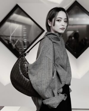 Licaxxx Instagram - BOTTEGA VENETA 銀座フラッグシップ5周年おめでとうございます。ボッテガのアイコニックなバック“カバ”シリーズのアーカイブの展示を拝見しました！

#PR
#ボッテガヴェネタ
#カバ