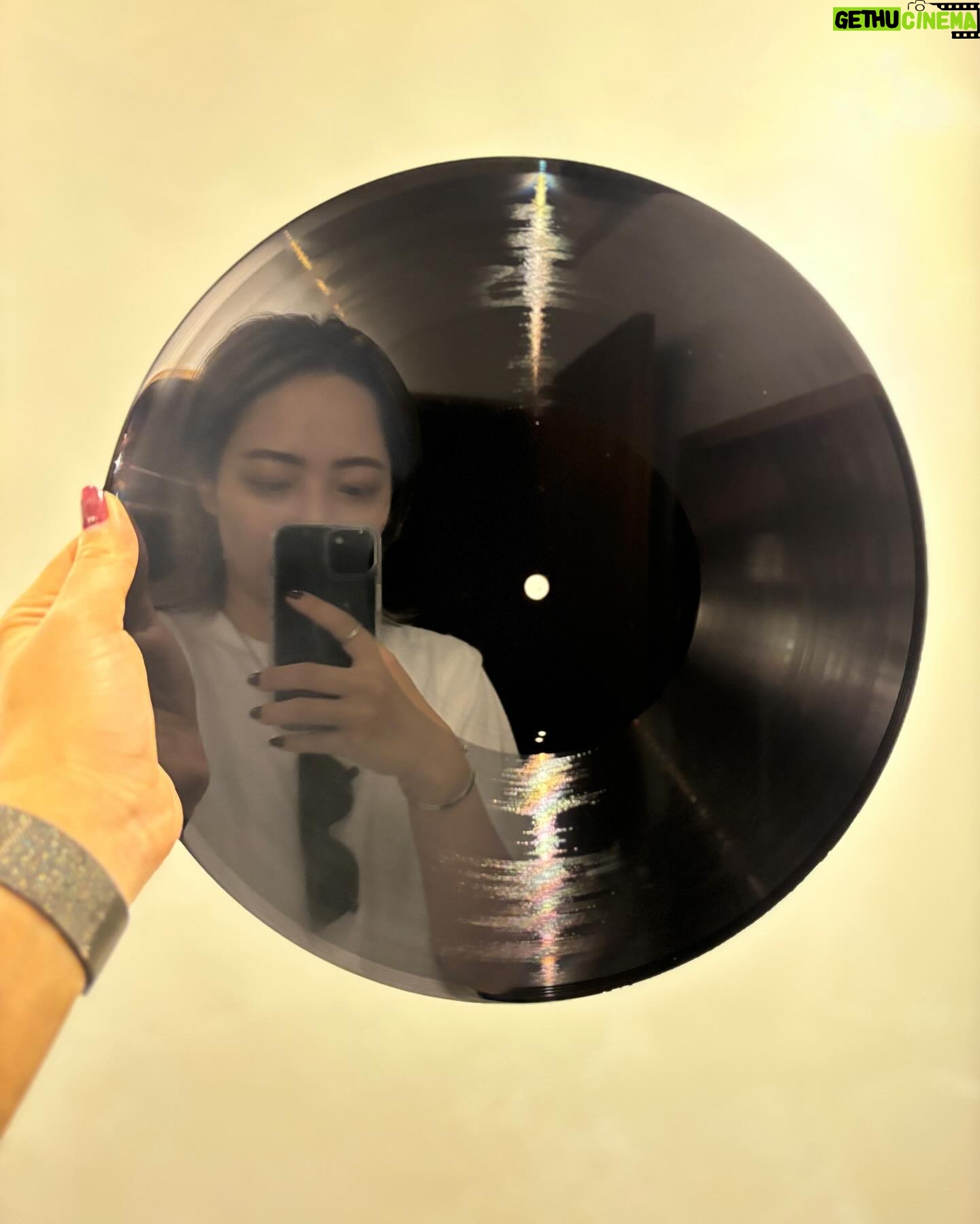 Licaxxx - 1.2K Likes - 8月に行ったサウンドインスタレーション “LOOPHOLE” の為に作った音源のレコード盤を、会場限定販売で作りました。レコードのためのマスタリングから @wolfpack_jpn に相談し、カッティングスタジオも拝見させてもらいました!
クラブで鳴らすダンストラックとは違い、低音が異様な動きをしたり、張り付くような高音があったりと、音環境を選ぶトラックなんですが、それを本当に簡単に言うといい感じにレコード用音源にして頂きました。暴れず、入りやすく。
今回、会場で体験してもらった方への完全受注なので増版はありません、そして1枚ずつカッティング。買って頂いた方、あの時あの場所で聴くことの体験の続きをどうぞ。
次はダンストラックもレコードだしたいな〜