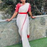 Likitha Murthy Instagram – Smile….twirl….pose….😎🥰🫰
Saree and blouse: @srinisdesignerstudio 
#white #saree