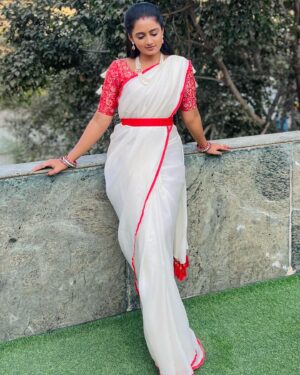 Likitha Murthy Instagram - Smile….twirl….pose….😎🥰🫰
Saree and blouse: @srinisdesignerstudio 
#white #saree