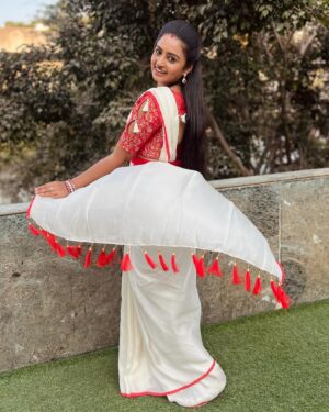 Likitha Murthy Instagram - Smile….twirl….pose….😎🥰🫰
Saree and blouse: @srinisdesignerstudio 
#white #saree