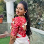 Likitha Murthy Instagram – Smile….twirl….pose….😎🥰🫰
Saree and blouse: @srinisdesignerstudio 
#white #saree