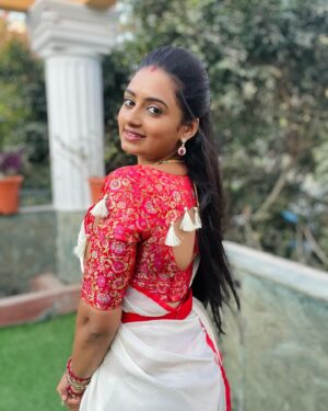 Likitha Murthy Instagram - Smile….twirl….pose….😎🥰🫰
Saree and blouse: @srinisdesignerstudio 
#white #saree