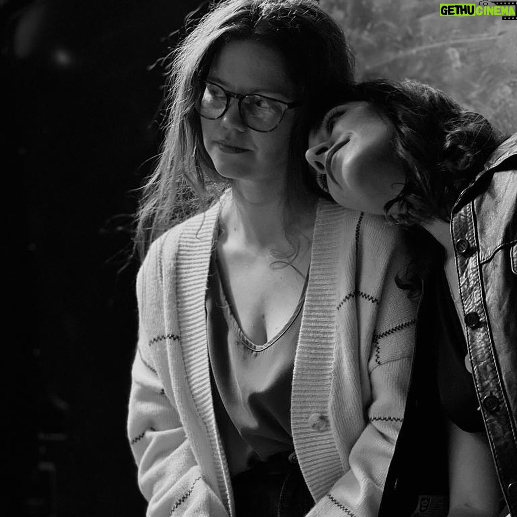 Lila Baklesi - 7K Likes - Το «ΣΩΣΕ ΜΕ» στο NETFLIX
Μεγάλη χαρά για αυτή τη δουλειά και τους συνεργάτες μπροστά και πίσω από τις κάμερες 🧡
Βασισμένο στο βιβλίο του @disimos1
Σκηνοθεσία: Πιέρρος Ανδρακάκος @pierrosandrakakos
Σενάριο: @disimos1 @pierrosandrakakos Βαγγέλης Νάσης
Διεύθυνση Φωτογραφίας: @vasilis_kasvikis
Casting: @sofiacasting1 @ready2cast
Ενδυματολόγοι: @evelyna_darzenta @annazotou
Σκηνογράφος: @doumasj
Βοηθός Σκηνοθέτη: @mple_kounoupidi
Β’ βοηθός σκηνοθέτη: @georgetsirogiannis
Script: @kwnina.v
Μακιγιάζ: @gioapal
Hair Stylist: @kaitiaravantinou
Ηχολήπτης: @fotiadis_location_sound
Sound Design: @md_recording_studios
Πρωτότυπη Μουσική: @stavrosmarkonis
Μοντάζ: @xrmarkakis
Showrunner: @ydonos
Executive producer: @iskasm