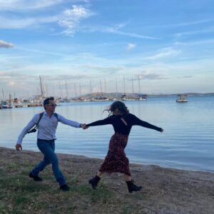 Lila Baklesi Instagram - Αυτά τα δύο παιδιά, η Λίλα και ο Νίκος, η Ιωάννα και ο Ηρακλής, το ανεπανάληπτο αυτό τηλεοπτικό ζευγάρι που μας συντροφεύει της Κυριακής τα βράδια ...δεν βρέθηκαν για γύρισμα την εβδομάδα που πέρασε. Όχι γιατί δεν ήθελαν οι ίδιοι, ή γιατί δεν τους γράφουν πια σκηνές για να παίζουν μαζί. Το αντίθετο θα έλεγα! Απλώς...κόλλησαν covid. Η μία το πέρασε κάπως βαριά και γι' αυτό μέσα στην ζαλάδα της, έψαχνε να βρει βελουτέ σούπες στο κέντρο της Αθήνας ρωτώντας τους διαδικτυακούς φίλους της, ανέβαζε άκυρα κινούμενα σχέδια στο Instagram ή επαιζε με τα φίλτρα και...τα νεύρα της. Ο άλλος (εγώ δηλαδή) το πέρασε χαλαρά αυτή τη φορά, χωρίς κανένα σύμπτωμα, οπότε καθόταν στο σπίτι και διάβαζε πυρετωδώς και με καθαρό μυαλό τα επόμενα επεισόδια της σειράς...αν και κυρίως έπαιζε Need for Speed στο Playstation. Έφτασε στο level 50 και πήρε την Lamborghini Aventador σε χρόνο μηδέν! Τώρα όμως οι μέρες ξεγνοιασιάς, αδιαθεσίας, βήχα και υψηλού πυρετού πέρασαν και επιστρέφουν στο γύρισμα με απύθμενη όρεξη για δουλειά, ενώ είναι τόσο όσο κομμένοι στα μάγουλά τους, ώστε να γράφουν οι υπέροχες γωνίες του όμορφου προσώπου τους, στα υπέροχα κοντινά που τους κάνουν οι αγαπημένοι σκηνοθέτες τους @thomopoulosvasilis και @cubertmclie, ενώ φοράνε με στυλ και gravitas τα ρούχα με τα οποία τους ντύνει η μοναδική @chrysa__varvag__ .
Ας ευχηθούμε λοιπόν στη Λίλα και στο Νίκο, να είναι σιδερένιοι, να έχουν καλή επάνοδο, καλή συνέχεια στην δουλειά που με τόσο μεράκι και εκ γενετής ταλέντο δημιουργούν και ας συντονιστούμε την Κυριακή στις 20:50 στο Star για να δούμε τα υπέροχα επεισόδια που έχουν ήδη γυρίσει!!! @stasynora
@starchanneltv