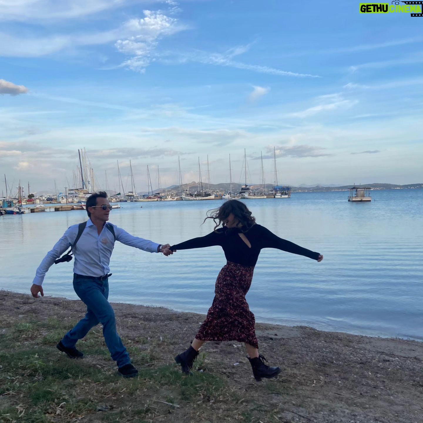 Lila Baklesi - 9.7K Likes - Αυτά τα δύο παιδιά, η Λίλα και ο Νίκος, η Ιωάννα και ο Ηρακλής, το ανεπανάληπτο αυτό τηλεοπτικό ζευγάρι που μας συντροφεύει της Κυριακής τα βράδια ...δεν βρέθηκαν για γύρισμα την εβδομάδα που πέρασε. Όχι γιατί δεν ήθελαν οι ίδιοι, ή γιατί δεν τους γράφουν πια σκηνές για να παίζουν μαζί. Το αντίθετο θα έλεγα! Απλώς...κόλλησαν covid. Η μία το πέρασε κάπως βαριά και γι' αυτό μέσα στην ζαλάδα της, έψαχνε να βρει βελουτέ σούπες στο κέντρο της Αθήνας ρωτώντας τους διαδικτυακούς φίλους της, ανέβαζε άκυρα κινούμενα σχέδια στο Instagram ή επαιζε με τα φίλτρα και...τα νεύρα της. Ο άλλος (εγώ δηλαδή) το πέρασε χαλαρά αυτή τη φορά, χωρίς κανένα σύμπτωμα, οπότε καθόταν στο σπίτι και διάβαζε πυρετωδώς και με καθαρό μυαλό τα επόμενα επεισόδια της σειράς...αν και κυρίως έπαιζε Need for Speed στο Playstation. Έφτασε στο level 50 και πήρε την Lamborghini Aventador σε χρόνο μηδέν! Τώρα όμως οι μέρες ξεγνοιασιάς, αδιαθεσίας, βήχα και υψηλού πυρετού πέρασαν και επιστρέφουν στο γύρισμα με απύθμενη όρεξη για δουλειά, ενώ είναι τόσο όσο κομμένοι στα μάγουλά τους, ώστε να γράφουν οι υπέροχες γωνίες του όμορφου προσώπου τους, στα υπέροχα κοντινά που τους κάνουν οι αγαπημένοι σκηνοθέτες τους @thomopoulosvasilis και @cubertmclie, ενώ φοράνε με στυλ και gravitas τα ρούχα με τα οποία τους ντύνει η μοναδική @chrysa__varvag__ .
Ας ευχηθούμε λοιπόν στη Λίλα και στο Νίκο, να είναι σιδερένιοι, να έχουν καλή επάνοδο, καλή συνέχεια στην δουλειά που με τόσο μεράκι και εκ γενετής ταλέντο δημιουργούν και ας συντονιστούμε την Κυριακή στις 20:50 στο Star για να δούμε τα υπέροχα επεισόδια που έχουν ήδη γυρίσει!!! @stasynora
@starchanneltv