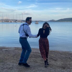 Lila Baklesi Instagram - Αυτά τα δύο παιδιά, η Λίλα και ο Νίκος, η Ιωάννα και ο Ηρακλής, το ανεπανάληπτο αυτό τηλεοπτικό ζευγάρι που μας συντροφεύει της Κυριακής τα βράδια ...δεν βρέθηκαν για γύρισμα την εβδομάδα που πέρασε. Όχι γιατί δεν ήθελαν οι ίδιοι, ή γιατί δεν τους γράφουν πια σκηνές για να παίζουν μαζί. Το αντίθετο θα έλεγα! Απλώς...κόλλησαν covid. Η μία το πέρασε κάπως βαριά και γι' αυτό μέσα στην ζαλάδα της, έψαχνε να βρει βελουτέ σούπες στο κέντρο της Αθήνας ρωτώντας τους διαδικτυακούς φίλους της, ανέβαζε άκυρα κινούμενα σχέδια στο Instagram ή επαιζε με τα φίλτρα και...τα νεύρα της. Ο άλλος (εγώ δηλαδή) το πέρασε χαλαρά αυτή τη φορά, χωρίς κανένα σύμπτωμα, οπότε καθόταν στο σπίτι και διάβαζε πυρετωδώς και με καθαρό μυαλό τα επόμενα επεισόδια της σειράς...αν και κυρίως έπαιζε Need for Speed στο Playstation. Έφτασε στο level 50 και πήρε την Lamborghini Aventador σε χρόνο μηδέν! Τώρα όμως οι μέρες ξεγνοιασιάς, αδιαθεσίας, βήχα και υψηλού πυρετού πέρασαν και επιστρέφουν στο γύρισμα με απύθμενη όρεξη για δουλειά, ενώ είναι τόσο όσο κομμένοι στα μάγουλά τους, ώστε να γράφουν οι υπέροχες γωνίες του όμορφου προσώπου τους, στα υπέροχα κοντινά που τους κάνουν οι αγαπημένοι σκηνοθέτες τους @thomopoulosvasilis και @cubertmclie, ενώ φοράνε με στυλ και gravitas τα ρούχα με τα οποία τους ντύνει η μοναδική @chrysa__varvag__ .
Ας ευχηθούμε λοιπόν στη Λίλα και στο Νίκο, να είναι σιδερένιοι, να έχουν καλή επάνοδο, καλή συνέχεια στην δουλειά που με τόσο μεράκι και εκ γενετής ταλέντο δημιουργούν και ας συντονιστούμε την Κυριακή στις 20:50 στο Star για να δούμε τα υπέροχα επεισόδια που έχουν ήδη γυρίσει!!! @stasynora
@starchanneltv