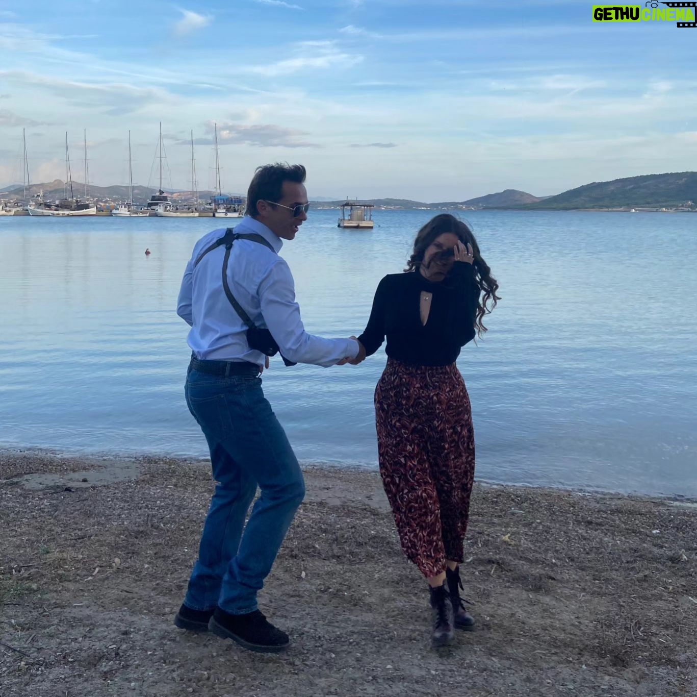 Lila Baklesi - 9.7K Likes - Αυτά τα δύο παιδιά, η Λίλα και ο Νίκος, η Ιωάννα και ο Ηρακλής, το ανεπανάληπτο αυτό τηλεοπτικό ζευγάρι που μας συντροφεύει της Κυριακής τα βράδια ...δεν βρέθηκαν για γύρισμα την εβδομάδα που πέρασε. Όχι γιατί δεν ήθελαν οι ίδιοι, ή γιατί δεν τους γράφουν πια σκηνές για να παίζουν μαζί. Το αντίθετο θα έλεγα! Απλώς...κόλλησαν covid. Η μία το πέρασε κάπως βαριά και γι' αυτό μέσα στην ζαλάδα της, έψαχνε να βρει βελουτέ σούπες στο κέντρο της Αθήνας ρωτώντας τους διαδικτυακούς φίλους της, ανέβαζε άκυρα κινούμενα σχέδια στο Instagram ή επαιζε με τα φίλτρα και...τα νεύρα της. Ο άλλος (εγώ δηλαδή) το πέρασε χαλαρά αυτή τη φορά, χωρίς κανένα σύμπτωμα, οπότε καθόταν στο σπίτι και διάβαζε πυρετωδώς και με καθαρό μυαλό τα επόμενα επεισόδια της σειράς...αν και κυρίως έπαιζε Need for Speed στο Playstation. Έφτασε στο level 50 και πήρε την Lamborghini Aventador σε χρόνο μηδέν! Τώρα όμως οι μέρες ξεγνοιασιάς, αδιαθεσίας, βήχα και υψηλού πυρετού πέρασαν και επιστρέφουν στο γύρισμα με απύθμενη όρεξη για δουλειά, ενώ είναι τόσο όσο κομμένοι στα μάγουλά τους, ώστε να γράφουν οι υπέροχες γωνίες του όμορφου προσώπου τους, στα υπέροχα κοντινά που τους κάνουν οι αγαπημένοι σκηνοθέτες τους @thomopoulosvasilis και @cubertmclie, ενώ φοράνε με στυλ και gravitas τα ρούχα με τα οποία τους ντύνει η μοναδική @chrysa__varvag__ .
Ας ευχηθούμε λοιπόν στη Λίλα και στο Νίκο, να είναι σιδερένιοι, να έχουν καλή επάνοδο, καλή συνέχεια στην δουλειά που με τόσο μεράκι και εκ γενετής ταλέντο δημιουργούν και ας συντονιστούμε την Κυριακή στις 20:50 στο Star για να δούμε τα υπέροχα επεισόδια που έχουν ήδη γυρίσει!!! @stasynora
@starchanneltv