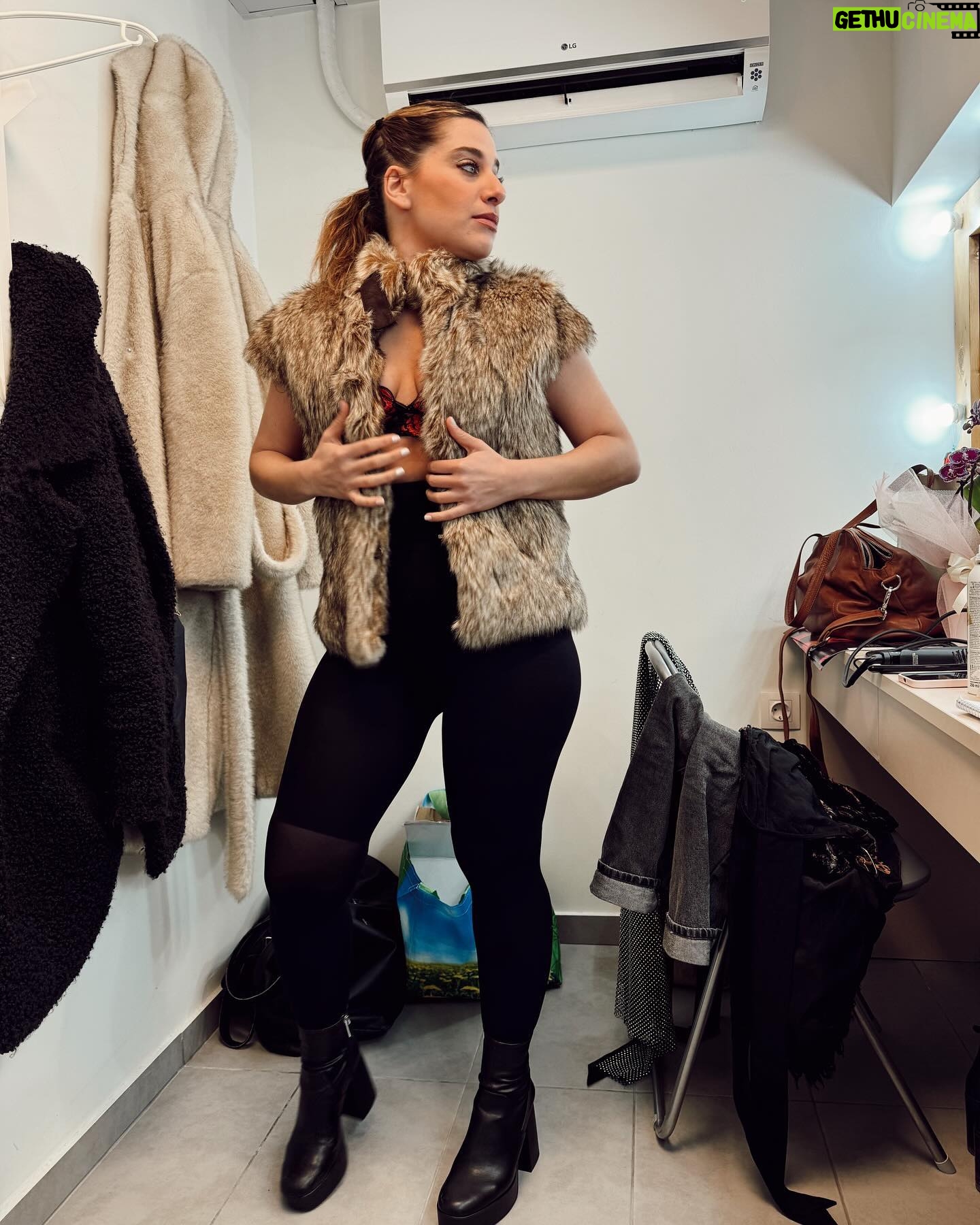 Lila Baklesi - 4.9K Likes - Κάπως έτσι λοιπόν, η «ΔΑΦΝΗ» μας ξεκίνησε τις παραστάσεις της στην Αθήνα, με χαμόγελα, με αγωνία, με αγκαλιές και κόντρα σε αναποδιές.
🌿