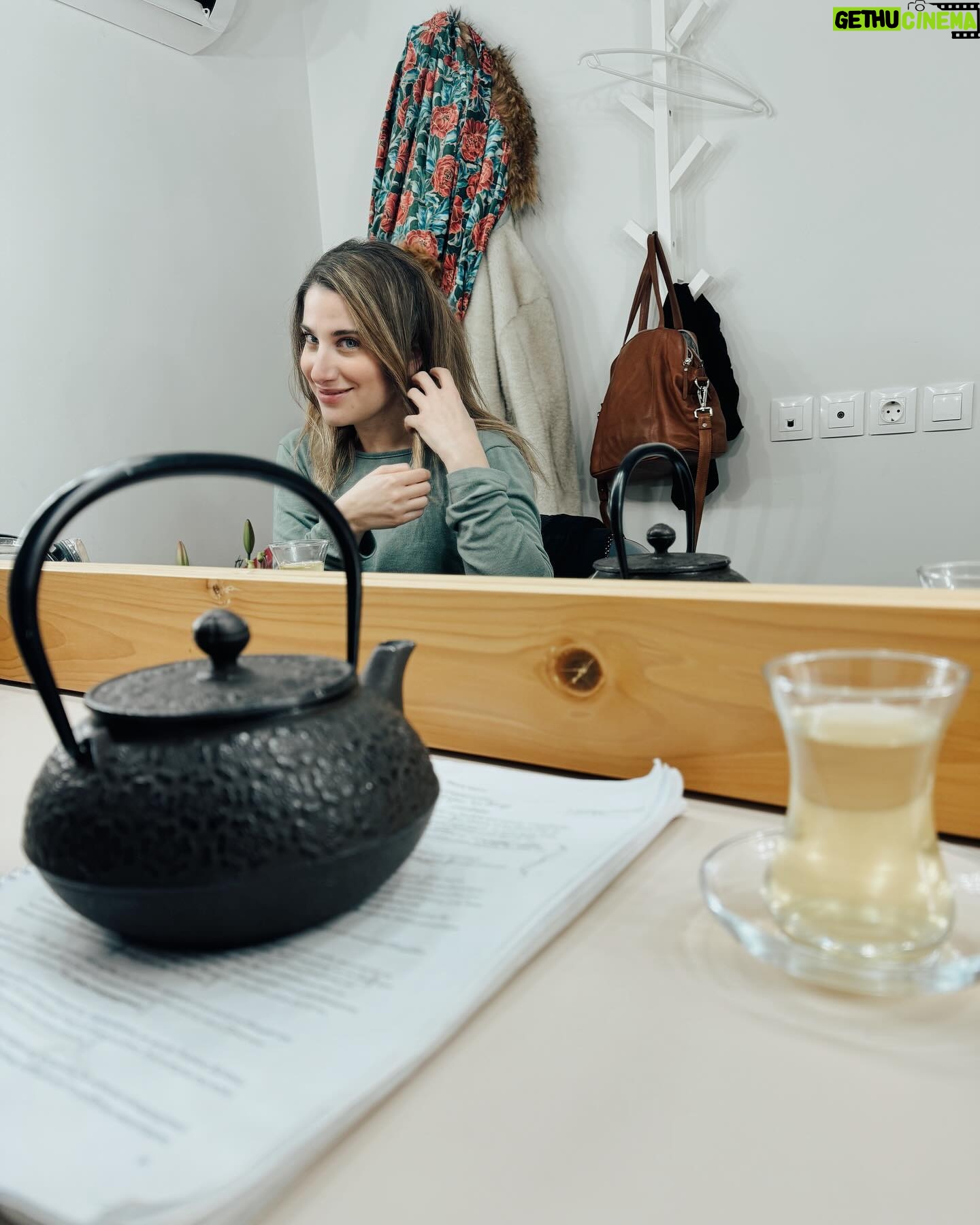 Lila Baklesi - 4.9K Likes - Κάπως έτσι λοιπόν, η «ΔΑΦΝΗ» μας ξεκίνησε τις παραστάσεις της στην Αθήνα, με χαμόγελα, με αγωνία, με αγκαλιές και κόντρα σε αναποδιές.
🌿