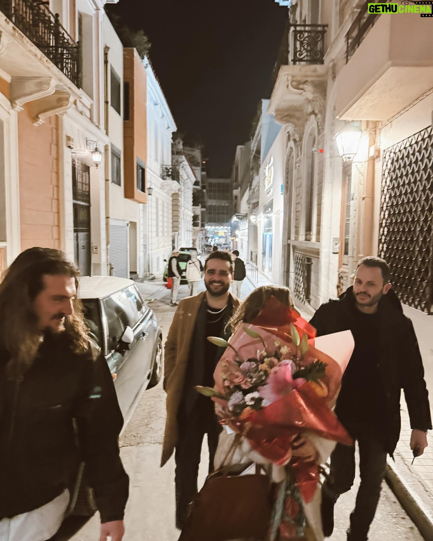 Lila Baklesi - 4.9K Likes - Κάπως έτσι λοιπόν, η «ΔΑΦΝΗ» μας ξεκίνησε τις παραστάσεις της στην Αθήνα, με χαμόγελα, με αγωνία, με αγκαλιές και κόντρα σε αναποδιές.
🌿