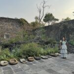 Lila Downs Instagram - Ayer visitamos la @casa_pedregal, un espacio que juega con la luz y la sombra, el espacio cerrado y abierto, sus piedras y muros nos trastocan y llevan a sentir el sur de la Ciudad de México en ese rincón inhóspito. El proyecto del arquitecto @luisbarragan no solo respeta lo más que se pueda el paisaje y la flora del lugar, sino que te transmite un suspiro a la tranquilidad. Gracias César Cervantes, Mariana Esqueda y equipo del Centro Cultural @tetetlan por su hospitalidad, apoyo y compromiso. 🌱 🪨 #LilaDowns #Tetetlan #Oaxaca #Pedregal #CDMX #LuisBarragan