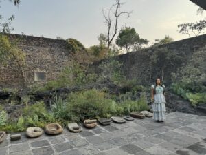 Lila Downs Instagram - Ayer visitamos la @casa_pedregal, un espacio que juega con la luz y la sombra, el espacio cerrado y abierto, sus piedras y muros nos trastocan y llevan a sentir el sur de la Ciudad de México en ese rincón inhóspito. El proyecto del arquitecto @luisbarragan no solo respeta  lo más que se pueda el paisaje y la flora del lugar, sino que te transmite un suspiro a la tranquilidad. Gracias César Cervantes, Mariana Esqueda y equipo del Centro Cultural @tetetlan por su hospitalidad, apoyo y compromiso. 

🌱 🪨 

#LilaDowns #Tetetlan #Oaxaca #Pedregal #CDMX #LuisBarragan