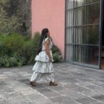 Lila Downs Instagram - Ayer visitamos la @casa_pedregal, un espacio que juega con la luz y la sombra, el espacio cerrado y abierto, sus piedras y muros nos trastocan y llevan a sentir el sur de la Ciudad de México en ese rincón inhóspito. El proyecto del arquitecto @luisbarragan no solo respeta lo más que se pueda el paisaje y la flora del lugar, sino que te transmite un suspiro a la tranquilidad. Gracias César Cervantes, Mariana Esqueda y equipo del Centro Cultural @tetetlan por su hospitalidad, apoyo y compromiso. 🌱 🪨 #LilaDowns #Tetetlan #Oaxaca #Pedregal #CDMX #LuisBarragan