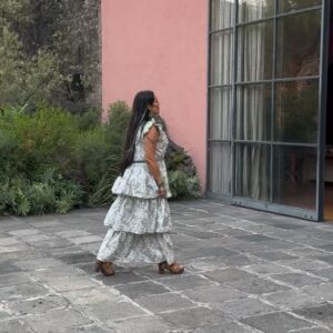 Lila Downs Instagram - Ayer visitamos la @casa_pedregal, un espacio que juega con la luz y la sombra, el espacio cerrado y abierto, sus piedras y muros nos trastocan y llevan a sentir el sur de la Ciudad de México en ese rincón inhóspito. El proyecto del arquitecto @luisbarragan no solo respeta  lo más que se pueda el paisaje y la flora del lugar, sino que te transmite un suspiro a la tranquilidad. Gracias César Cervantes, Mariana Esqueda y equipo del Centro Cultural @tetetlan por su hospitalidad, apoyo y compromiso. 

🌱 🪨 

#LilaDowns #Tetetlan #Oaxaca #Pedregal #CDMX #LuisBarragan