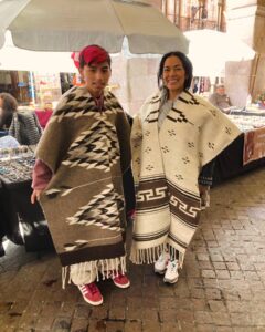 Lila Downs Instagram - Gabanes de Villa García, en los portales de Zacatecas, que nos ayudaron anoche con el frío y viento de esta hermosa ciudad. Los textiles de México son una belleza y patrimonio cultural. #Zacatecas #textiledesign #musicamexicana #LilaDowns