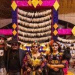 Lila Downs Instagram - Las palabras de amor, despedida, inicios, despedidas… en el concierto del @auditoriomx del año pasado, ustedes nos ayudaron a hacer una ofrenda llena de sus pensamientos. Esta fue una iniciativa de nuestro equipo y bajo la dirección artística de @galadetacubaya. Queríamos compartir con ustedes ese momento de reflexión, cariño y solidaridad. Ha sido hermoso leer todo lo que compartieron de sus seres queridos. Este año nos espera un concierto con nueva música, más sorpresas y un show diferente, con canciones de La Sánchez y las canciones viejitas pero bonitas con grandes éxitos. ¿Ustedes nos acompañan? Boletos ya a la venta por @ticketmaster_mx 📸: @lulurdapilleta #LilaDowns #concert #oaxaca #diademuertos #tradiciones