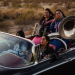 Lila Downs Instagram - Lograr la igualdad de género y el bienestar de la mujer en todos los ámbitos es más crucial que nunca si queremos generar economías prósperas y conseguir un planeta saludable. El tiempo está colapsado y la igualdad de género es el mayor desafío actual en materia de derechos humanos. No lo olvidemos, el progreso de las mujeres es un factor que beneficia a toda la sociedad. “Tan solo un 5% de la ayuda gubernamental mundial va destinada a acabar con la violencia de género y se invierte menos del 0,2% en su prevención.” @onumujeres @onumujeresmx @onuderechoshumanos Hoy hablemos de mujeres y su papel en la historia y en el progreso. #DiaInternacionaldelaMujer #8M #8marzo 📸: @chinolemus