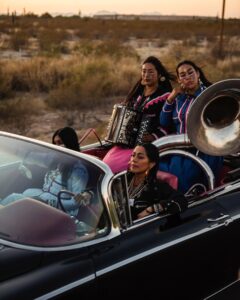 Lila Downs Instagram - Lograr la igualdad de género y el bienestar de la mujer en todos los ámbitos es más crucial que nunca si queremos generar economías prósperas y conseguir un planeta saludable. El tiempo está colapsado y la igualdad de género es el mayor desafío actual en materia de derechos humanos. No lo olvidemos, el progreso de las mujeres es un factor que beneficia a toda la sociedad. “Tan solo un 5% de la ayuda gubernamental mundial va destinada a acabar con la violencia de género y se invierte menos del 0,2% en su prevención.” @onumujeres @onumujeresmx @onuderechoshumanos Hoy hablemos de mujeres y su papel en la historia y en el progreso. #DiaInternacionaldelaMujer #8M #8marzo 📸: @chinolemus
