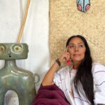 Lila Downs Instagram - Tocar con las manos la madera, el algodón, el barro, cuero, hierro, cobre y hasta el pan! Son parte de una tradición y sobre todo de una labor dedicada a la habilidad, técnica y tiempo, y de entender el material y compartir un talento del trabajo manual que transmite un amor por el material de la zona, de nuestras raíces y de nuestras costumbres. Hoy festejamos a las y los artesanos del mundo porque son quienes nos ayudan a preservar las tradiciones. Cuando compres artesanías, procura pagar un precio justo, pues es la mejor manera de reconocer su trabajo. Al adquirir una artesanía, estás llevando a casa un tesoro artístico y cultural. #DiaDelArtesano #19marzo #tradiciones #oaxaca #tradicionesmexicanas🇲🇽