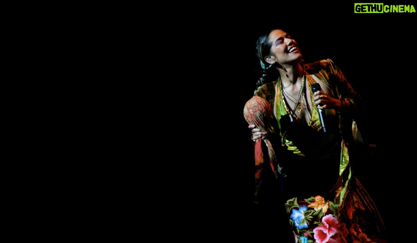 Lila Downs Instagram - En 2006 aterrizamos en Londres π¬π§. Llegamos a ese lugar maravilloso donde se han presentados grandes colegas, el @barbicancentre. We are very excited to return on April 12! π²π½! Itβs time for music and Mexican celebration! π€ π«Άπ½ Lila Downs La Peligrosa! πΈ: Damian Rafferty #LilaDowns #UK #London #mexicanculture #musicamexicana