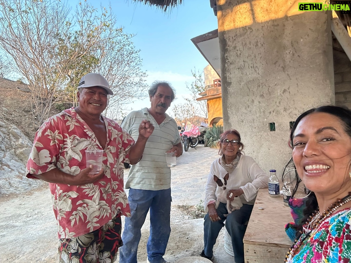 Lila Downs Instagram - Celebrando unos días después, la Santa Cruz en la costa, con el compadre y la familia! 🌊