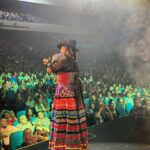 Lila Downs Instagram - 🍺🌮🌶️“Yo tengo, ganas de comer taco de chile con cerveza, con su sal y su cebolla asadito en el carbón…” 🌶️🍺🌮 Yo tengo… ganas de verles mañana en Mérida 🌼 🎫: @eticketmx #LilaDowns #LaSánchez #musicamexicana #regionalmexicano 📸: @vicentesaza