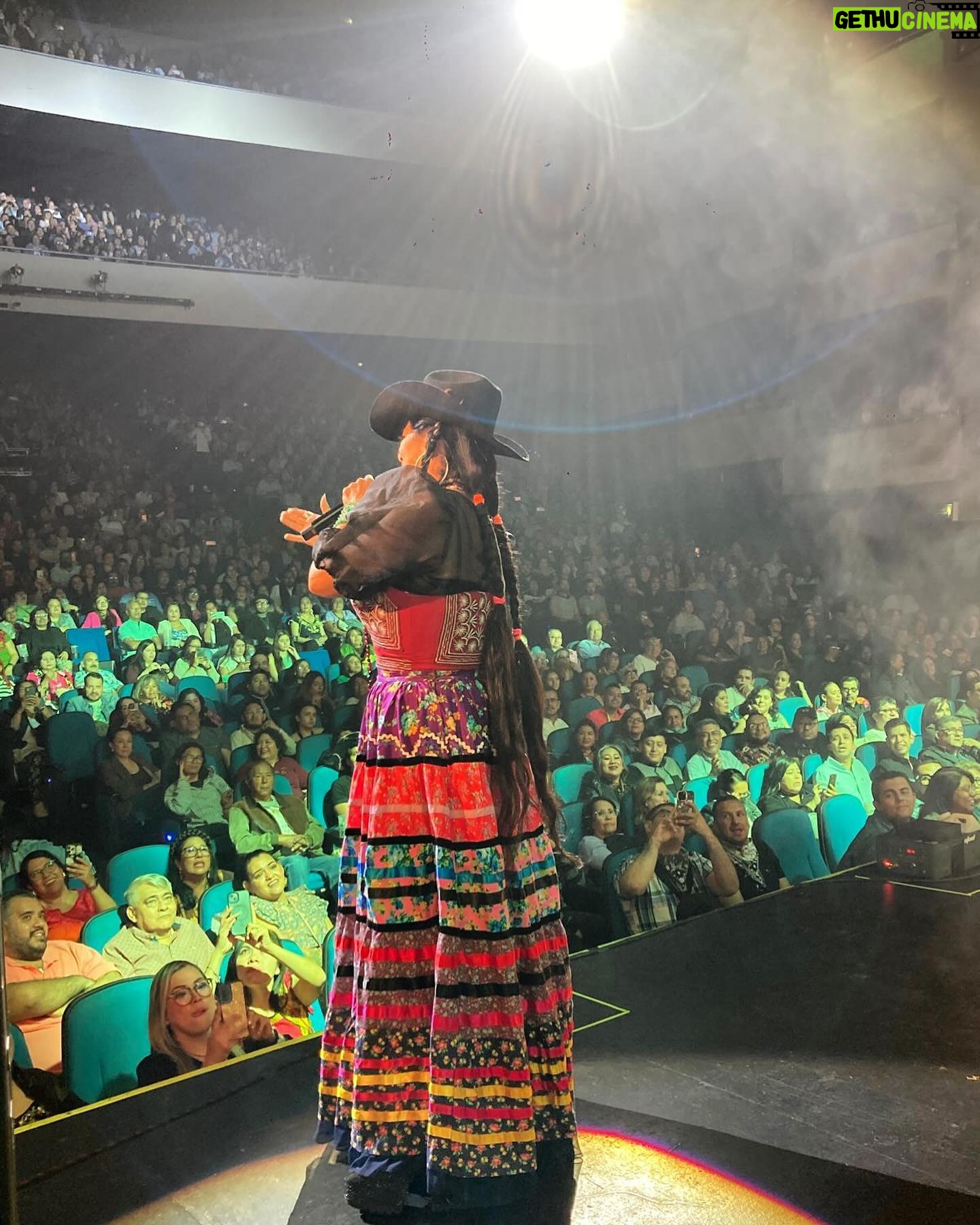 Lila Downs Instagram - 🍺🌮🌶️“Yo tengo, ganas de comer taco de chile con cerveza, con su sal y su cebolla asadito en el carbón…” 🌶️🍺🌮 Yo tengo… ganas de verles mañana en Mérida 🌼 🎫: @eticketmx #LilaDowns #LaSánchez #musicamexicana #regionalmexicano 📸: @vicentesaza