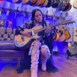Lila Downs Instagram - ¿Nos echamos una cancioncita? Gracias @fortalezaguitars por el maravilloso Bajoquinto que nos dieron y con el cual hemos empezado a girar con #LaSanchez. @ihomi_latino @ihomi_official #LilaDowns #bajoquinto