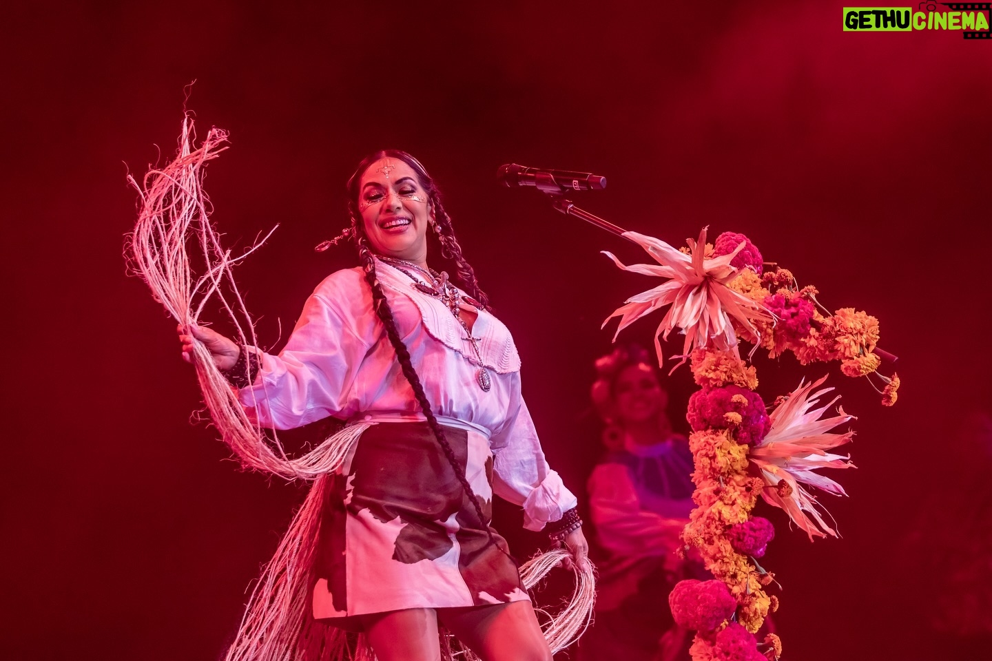 Lila Downs Instagram - Con rojo amor! ¡Ya iniciamos la preventa para nuestro toquin en el @auditoriomx! Los boletos a venta general estarán disponibles mañana. Venta por @ticketmaster_mx Los invitamos a un concierto lleno de alegría y música para toda la familia. 📸: @lulurdapilleta #LilaDowns #concert #Oaxaca #LaSanchez