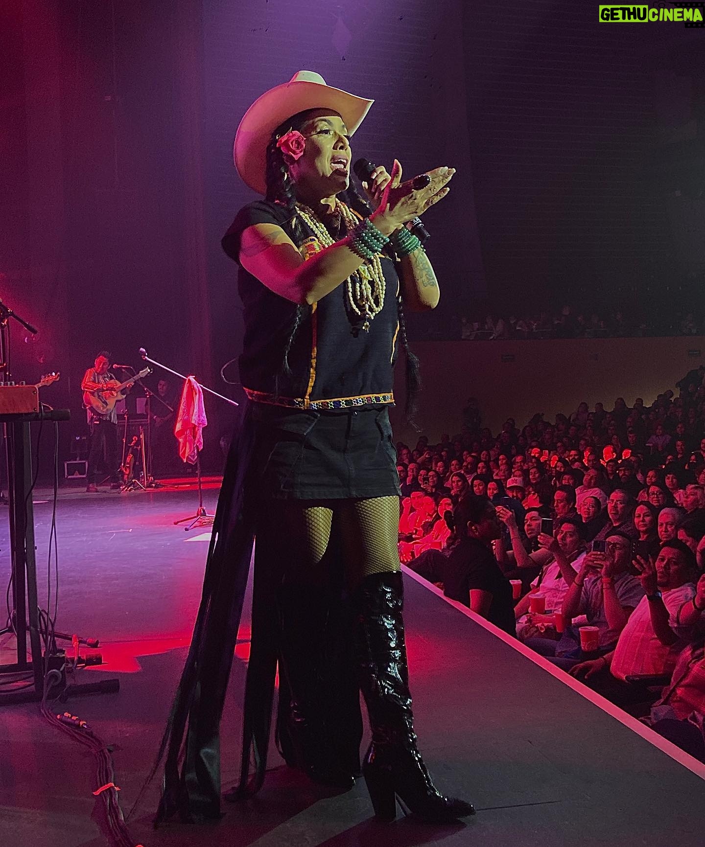 Lila Downs Instagram - Tendría que tener #DosCorazones para guardar todo el #Cariñito que me dieron anoche mi querido Monterrey… 🫰🏾👁🫰🏾 Nos vemos en #Mérida 😍🤠😍 #LaSánchez en gira este viernes 08 de marzo 🎫 En e-Ticket 👌🏾 📸: @vicentesaza