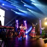 Lila Downs Instagram - Gracias a mi gente de Guadalajara por su entusiasmo y vibrar al unísono con cada canción, fue una experiencia maravillosa 🫶🏼 La Misteriosa: @leonardosoqui @angel_chacon_crisantos @paty_pinon_ @buzzurrogiovanni @humberto_sanabria87 @moisesgarciaes @soymariosaavedra @ulisesviolinista Ballet: @balletfolkloriconuevojalisco 📸: @alexzeeviphotography #musicamexicana #regionalmexicano #LilaDowns