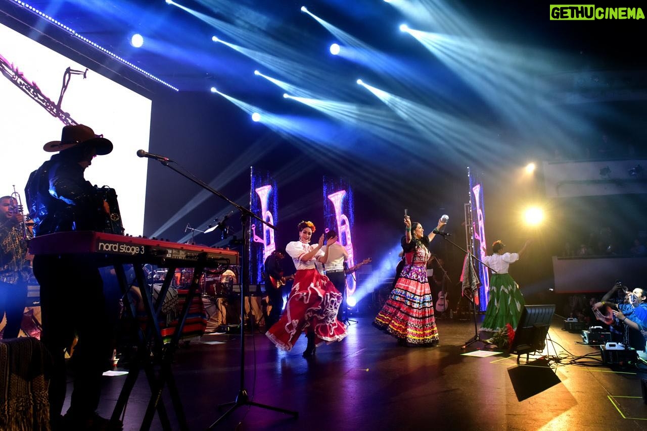 Lila Downs Instagram - Gracias a mi gente de Guadalajara por su entusiasmo y vibrar al unísono con cada canción, fue una experiencia maravillosa 🫶🏼 La Misteriosa: @leonardosoqui @angel_chacon_crisantos @paty_pinon_ @buzzurrogiovanni @humberto_sanabria87 @moisesgarciaes @soymariosaavedra @ulisesviolinista Ballet: @balletfolkloriconuevojalisco 📸: @alexzeeviphotography #musicamexicana #regionalmexicano #LilaDowns